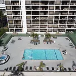 Deluxe Living In Waikiki - Ocean View Condo With Parking