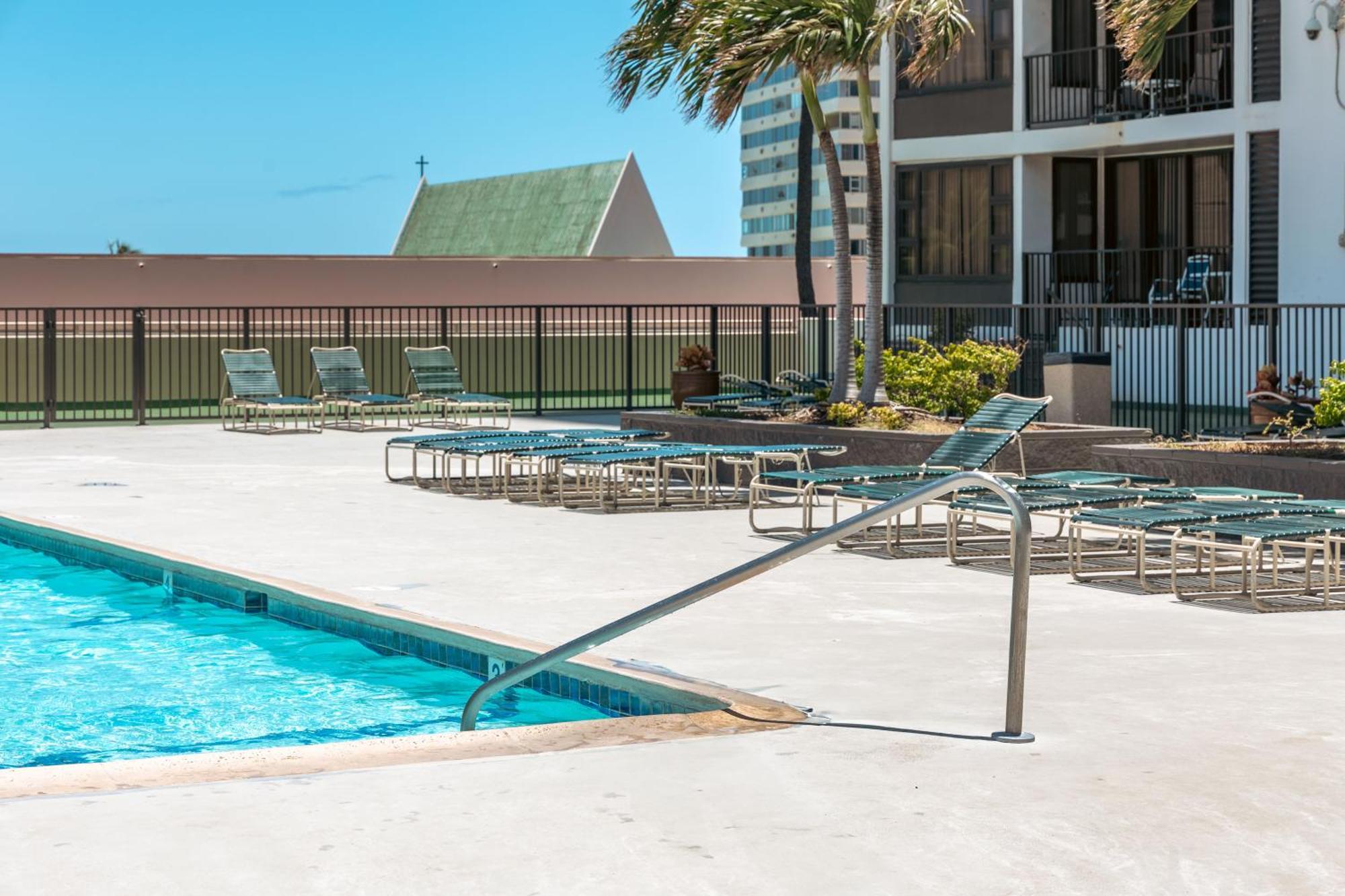 Deluxe Living In Waikiki - Ocean View With Parking